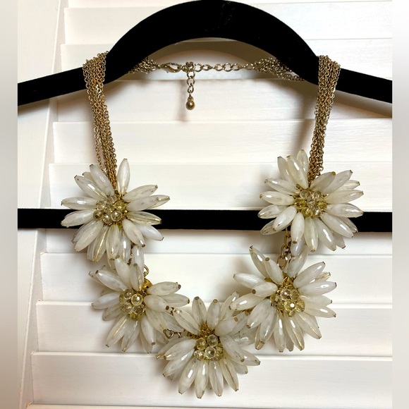 Jewelry - Boutique Daisy Statement Necklace